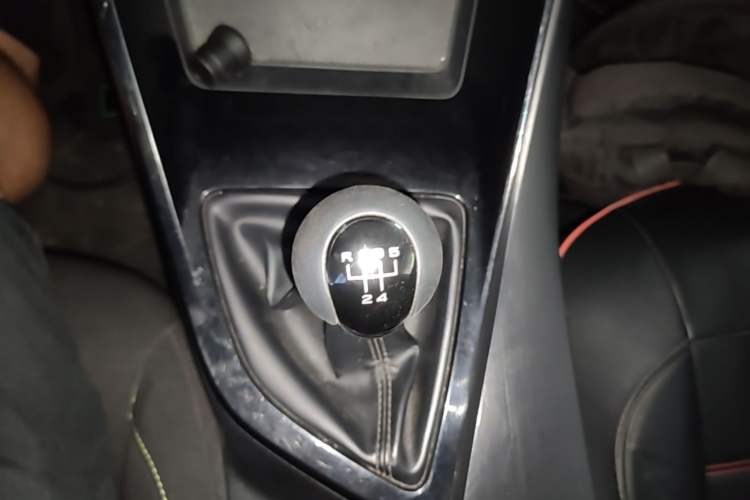 Used Roewe i5 2021 1.5L Manual Platinum Edition Gear Lever