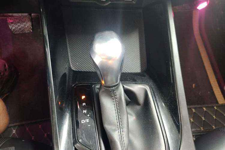 Used Roewe i5 2021 1.5L CVT Black Gold Edition Gear Lever