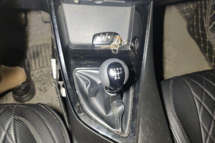 Used Roewe i5 2021 1.5L Manual Platinum Edition Gear Lever