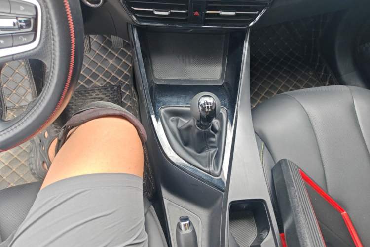Used Roewe i5 2021 1.5L Manual Diamond Edition Gear Lever