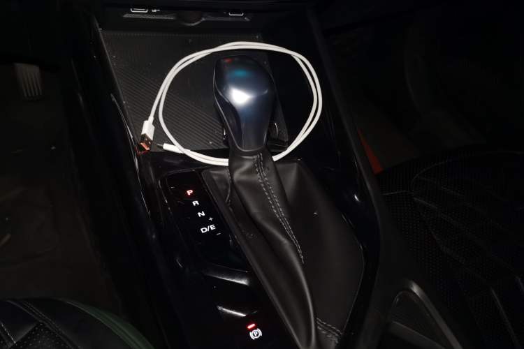 Used Roewe i5 2021 1.5L CVT Black Gold Edition Gear Lever