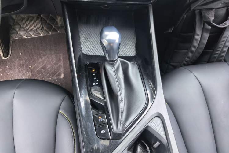 Used Roewe i5 2021 1.5L CVT Black Gold Edition Gear Lever