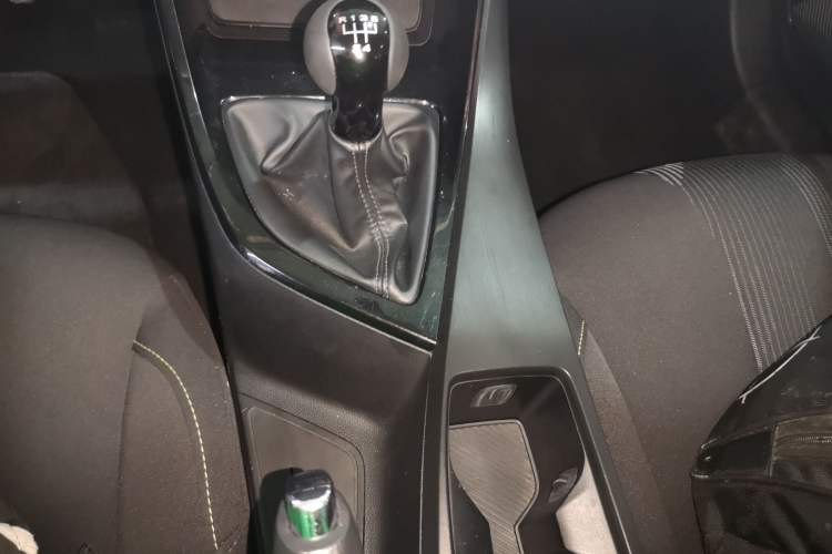 Used Roewe i5 2021 1.5L Manual Platinum Edition Gear Lever