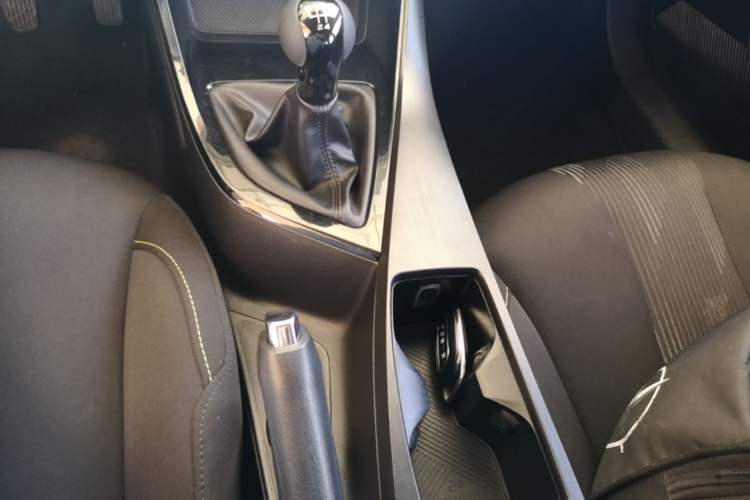 Used Roewe i5 2021 1.5L Manual Platinum Edition Gear Lever