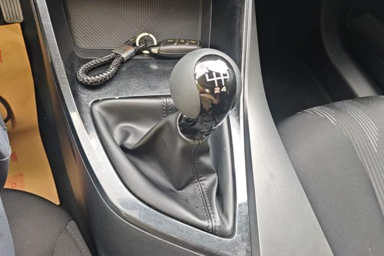 Used Roewe i5 2021 1.5L Manual Platinum Edition Gear Lever