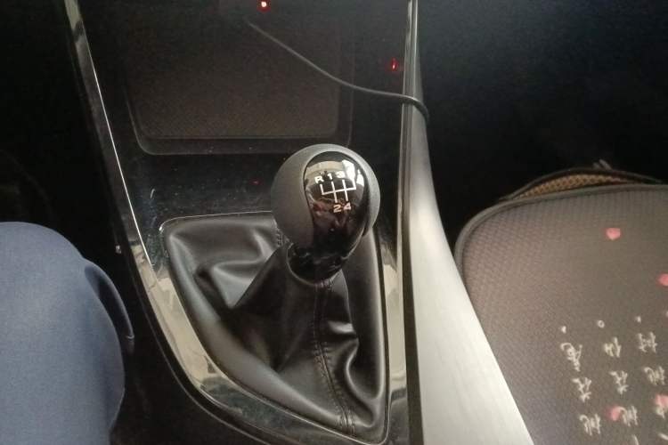 Used Roewe i5 2021 1.5L Manual Platinum Edition Gear Lever
