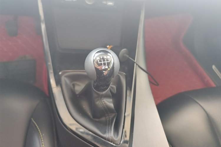 Used Roewe i5 2021 1.5L Manual Diamond Edition Gear Lever