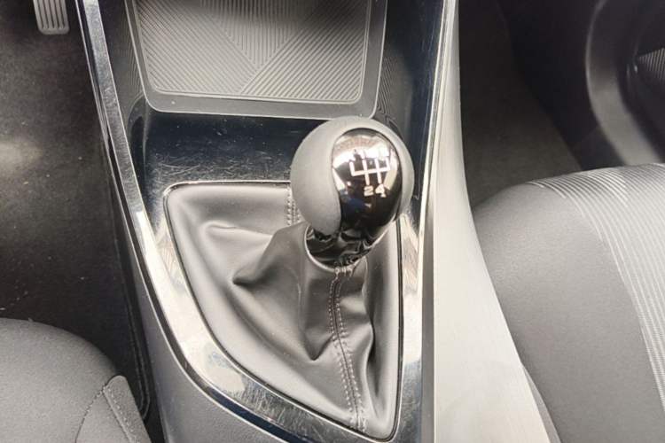 Used Roewe i5 2021 1.5L Manual Platinum Edition Gear Lever