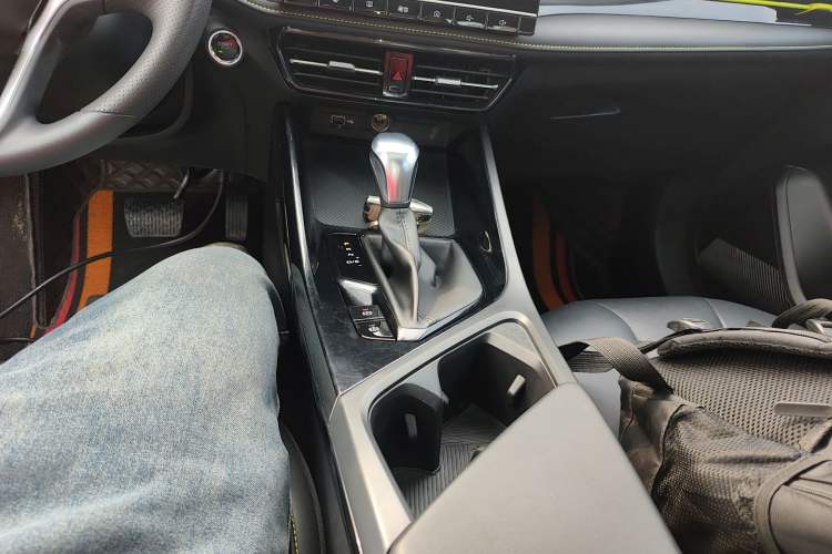 Used Roewe i5 2021 Revised Version 1.5L CVT Diamond Edition Gear Lever