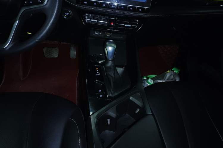 Used Roewe i5 2021 Revised Version 1.5L CVT Diamond Edition Gear Lever