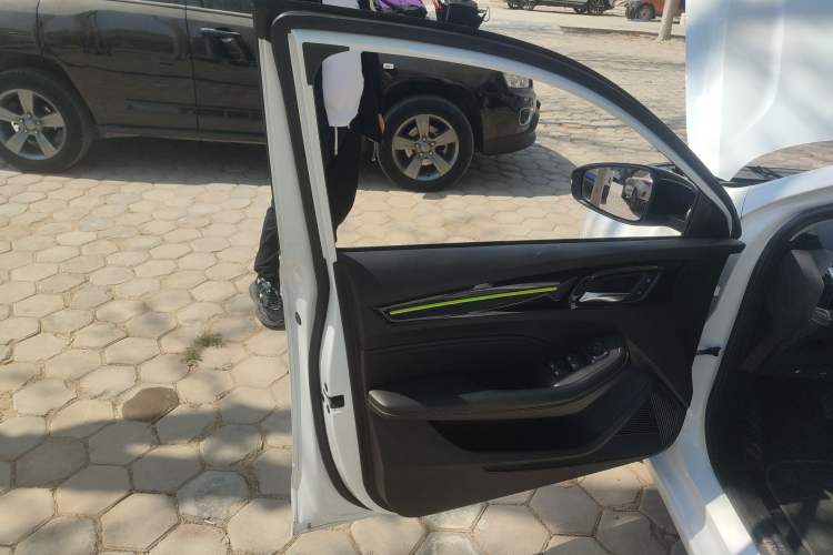 Used Roewe i5 2021 1.5L CVT Platinum Edition Interior 4