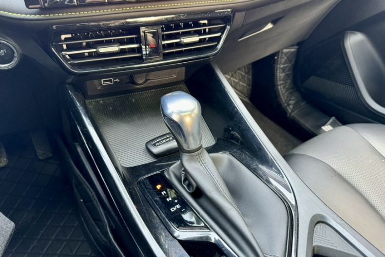Used Roewe i5 2021 Revised Version 1.5L CVT Diamond Edition Interior 7