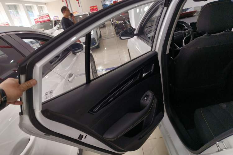 Used Roewe i5 2021 1.5L CVT Platinum Edition Interior 8