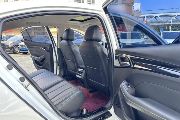 Used Roewe i5 2021 1.5L CVT Diamond Edition Interior 8