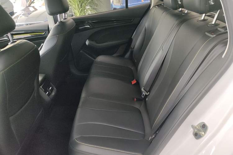 Used Roewe i5 2021 Revised Version 1.5L CVT Diamond Edition Left Rear Seat