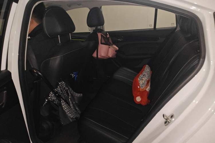 Used Roewe i5 2021 Revised Version 1.5L CVT Diamond Edition Left Rear Seat