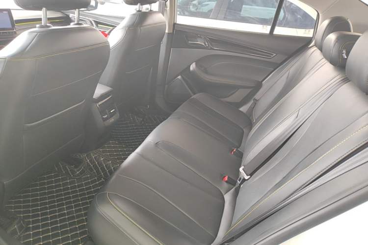 Used Roewe i5 2021 Revised Version 1.5L CVT Diamond Edition Left Rear Seat