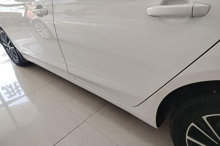 Used Roewe i5 2021 Revised Version 1.5L CVT Diamond Edition Left Side Sill