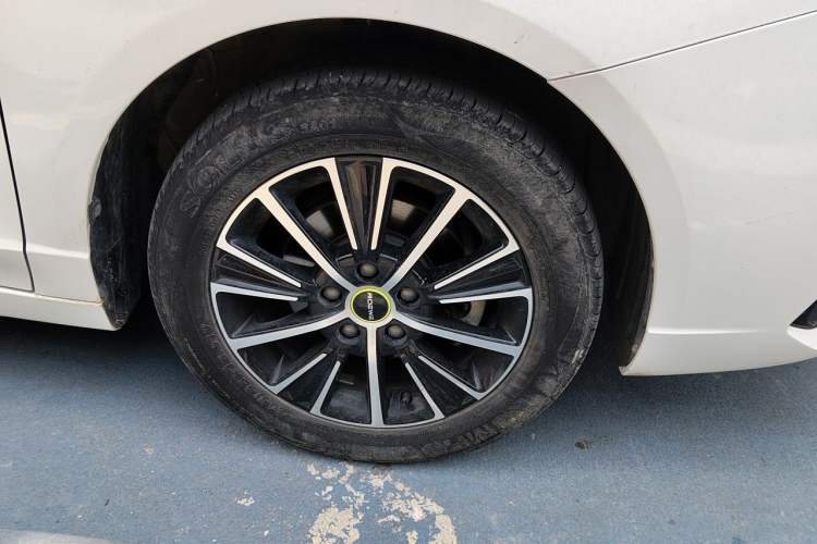 Used Roewe i5 2021 Revised Version 1.5L CVT Diamond Edition Right Front Wheel Hub