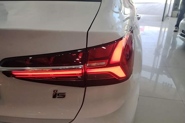 Used Roewe i5 2021 Revised Version 1.5L CVT Diamond Edition Right Rear Taillight