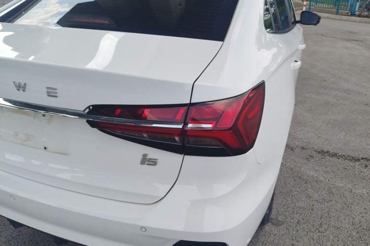 Used Roewe i5 2021 Revised Version 1.5L CVT Diamond Edition Right Rear Taillight