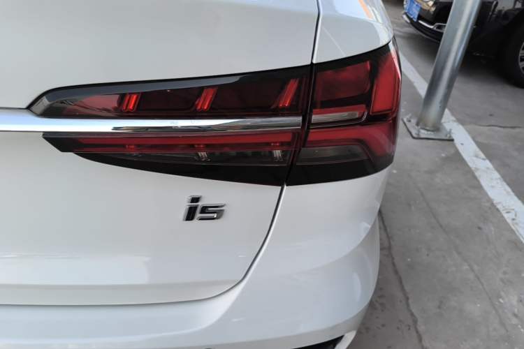 Used Roewe i5 2021 Revised Version 1.5L CVT Diamond Edition Right Rear Taillight