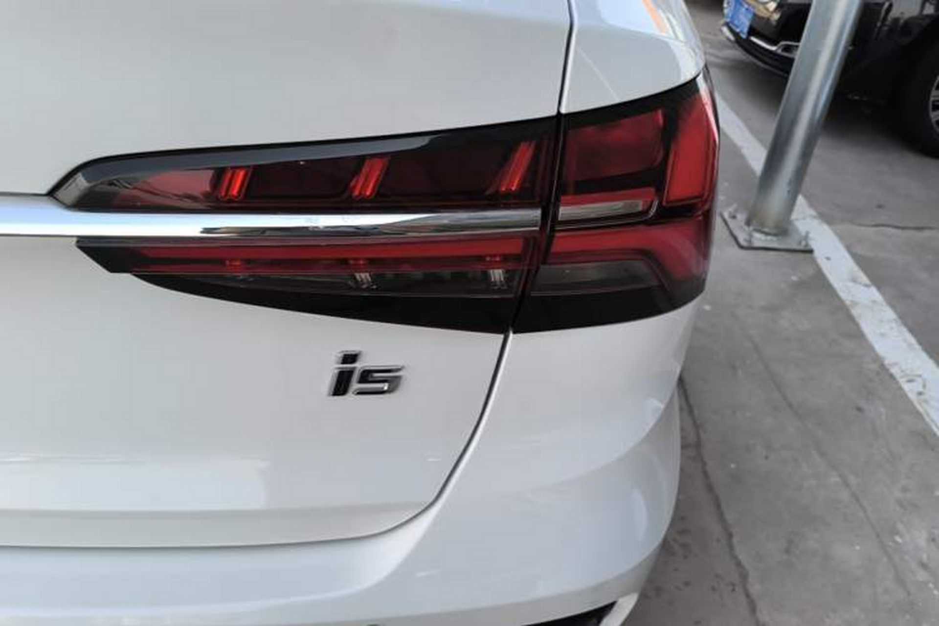 Used Roewe i5 2021 Revised Version 1.5L CVT Diamond Edition Right Rear Taillight