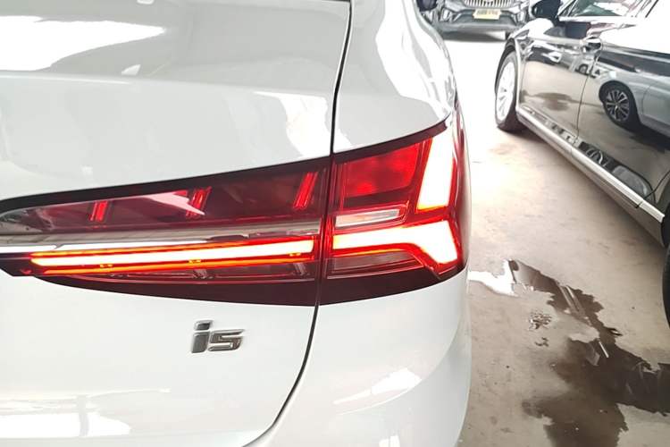 Used Roewe i5 2021 Revised Version 1.5L CVT Diamond Edition Right Rear Taillight