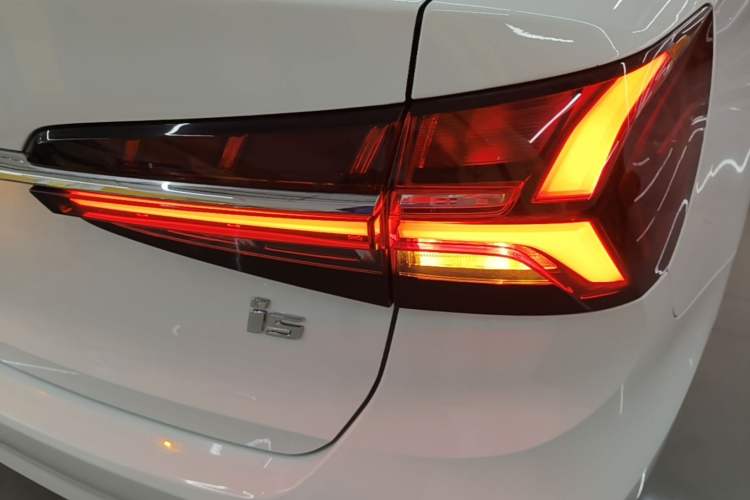 Used Roewe i5 2021 Revised Version 1.5L CVT Diamond Edition Right Rear Taillight