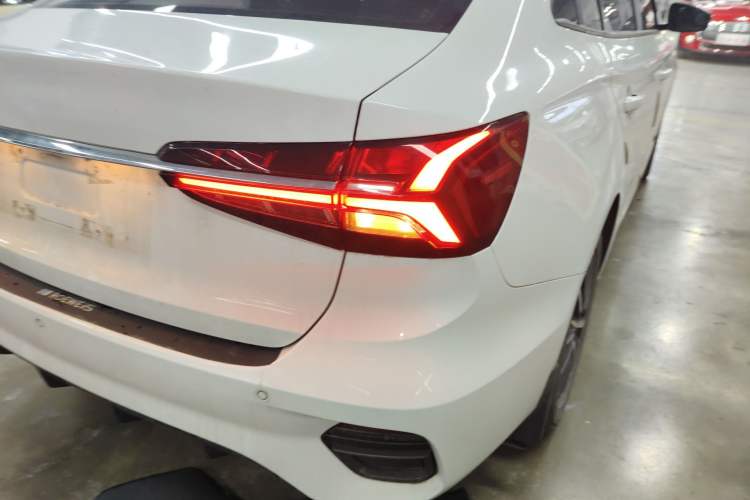Used Roewe i5 2021 1.5L Manual Platinum Edition Right Rear Taillight