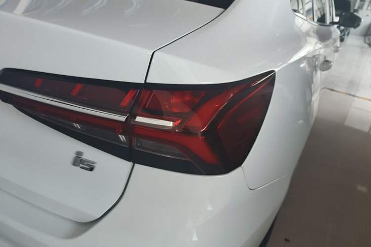 Used Roewe i5 2021 1.5L CVT Diamond Edition Right Rear Taillight