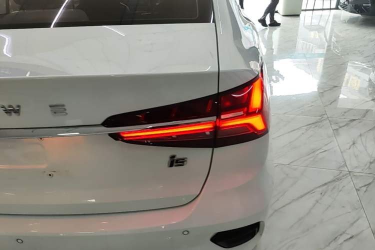 Used Roewe i5 2021 Revised Version 1.5L CVT Diamond Edition Right Rear Taillight