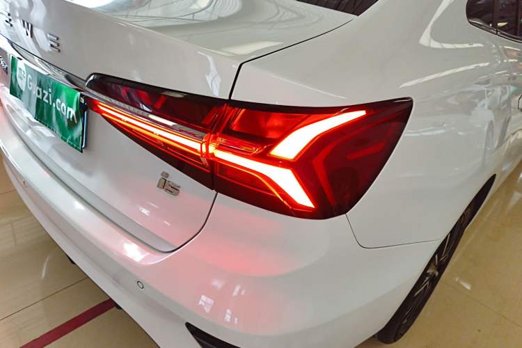 Used Roewe i5 2021 Revised Version 1.5L CVT Diamond Edition Right Rear Taillight