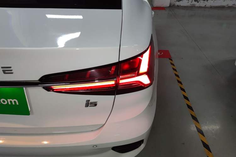 Used Roewe i5 2021 Revised Version 1.5L CVT Diamond Edition Right Rear Taillight