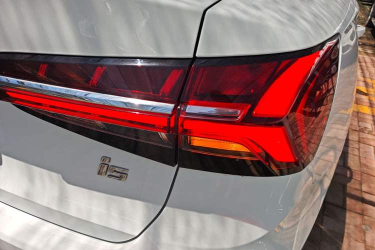Used Roewe i5 2021 1.5L CVT Platinum Edition Right Rear Taillight