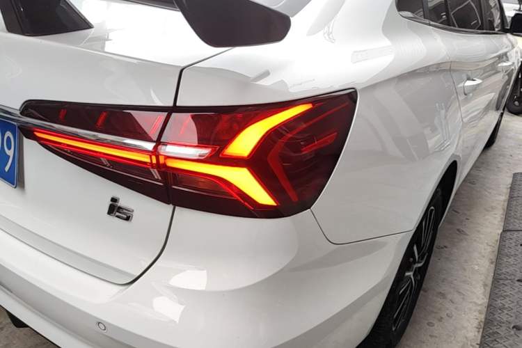 Used Roewe i5 2021 1.5L CVT Diamond Edition Right Rear Taillight