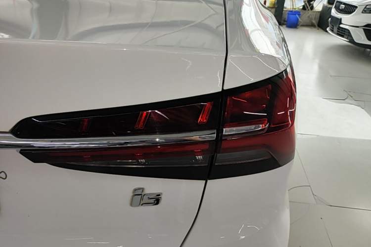 Used Roewe i5 2021 1.5L CVT Platinum Edition Right Rear Taillight