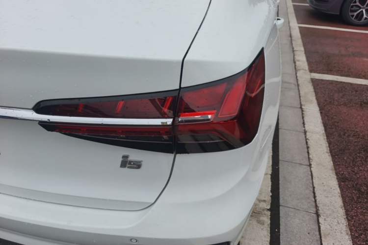 Used Roewe i5 2021 1.5L CVT Diamond Edition Right Rear Taillight