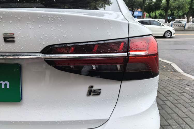 Used Roewe i5 2021 1.5L CVT Black Gold Edition Right Rear Taillight