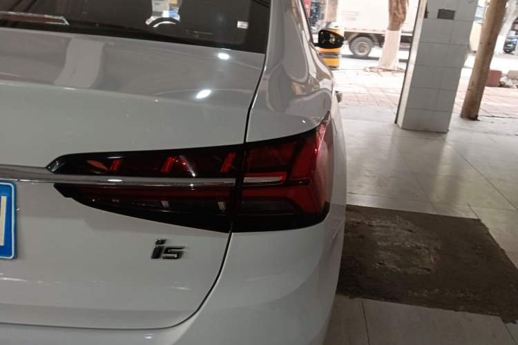 Used Roewe i5 2021 1.5L CVT Platinum Edition Right Rear Taillight