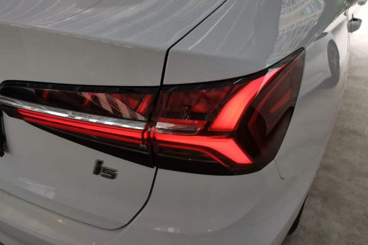 Used Roewe i5 2021 1.5L CVT Diamond Edition Right Rear Taillight