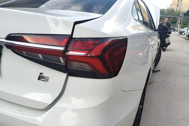 Used Roewe i5 2021 1.5L CVT Diamond Edition Right Rear Taillight