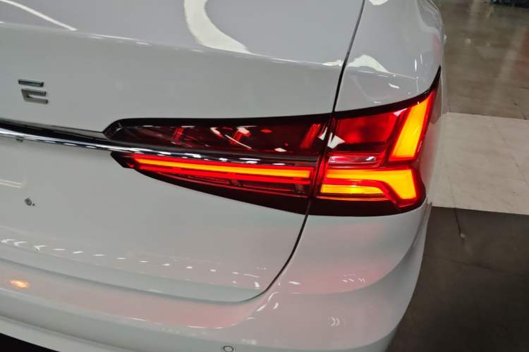 Used Roewe i5 2021 Revised Version 1.5L CVT Diamond Edition Right Rear Taillight