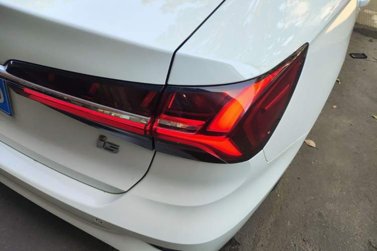 Used Roewe i5 2021 1.5L CVT Platinum Edition Right Rear Taillight