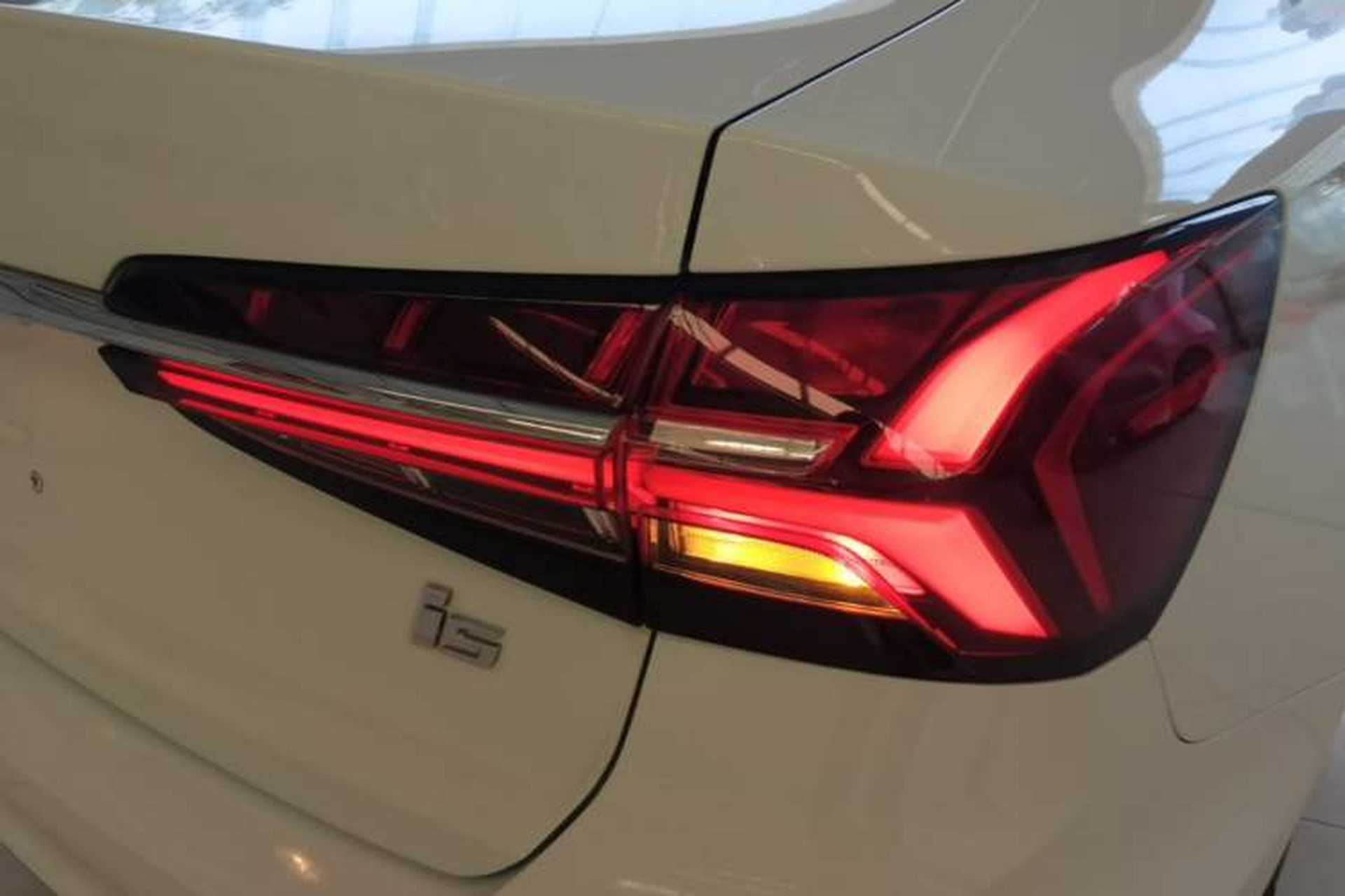 Used Roewe i5 2021 1.5L CVT Platinum Edition Right Rear Taillight