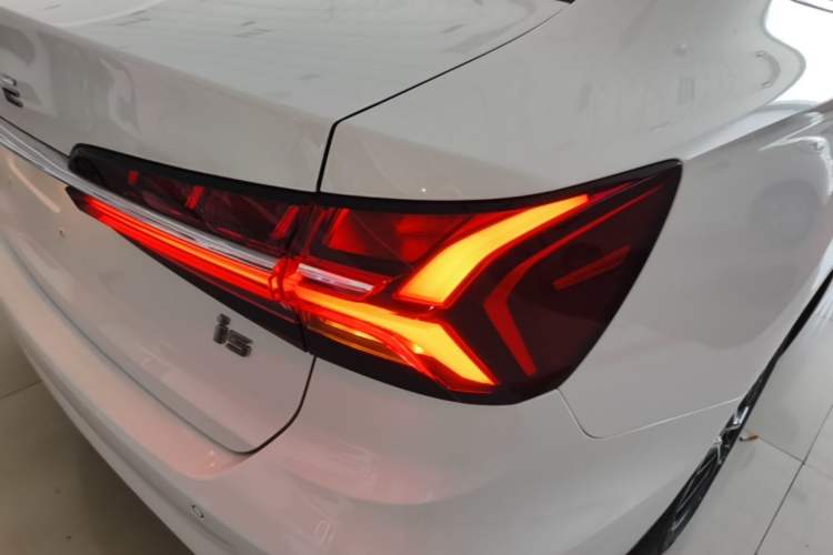 Used Roewe i5 2021 Revised Version 1.5L CVT Diamond Edition Right Rear Taillight