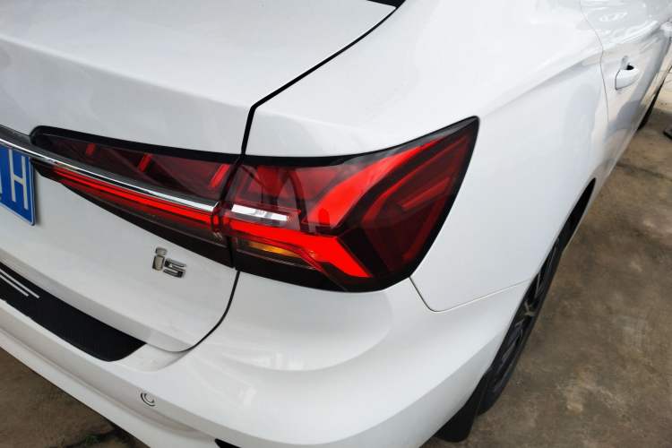 Used Roewe i5 2021 Revised Version 1.5L CVT Diamond Edition Right Rear Taillight