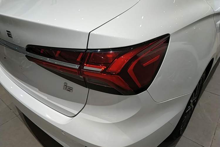 Used Roewe i5 2021 1.5L CVT Diamond Edition Right Rear Taillight