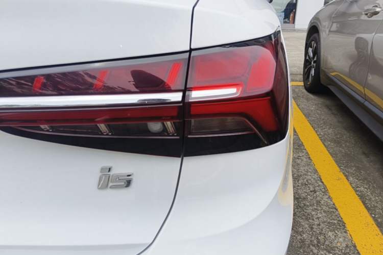 Used Roewe i5 2021 1.5L Manual Platinum Edition Right Rear Taillight