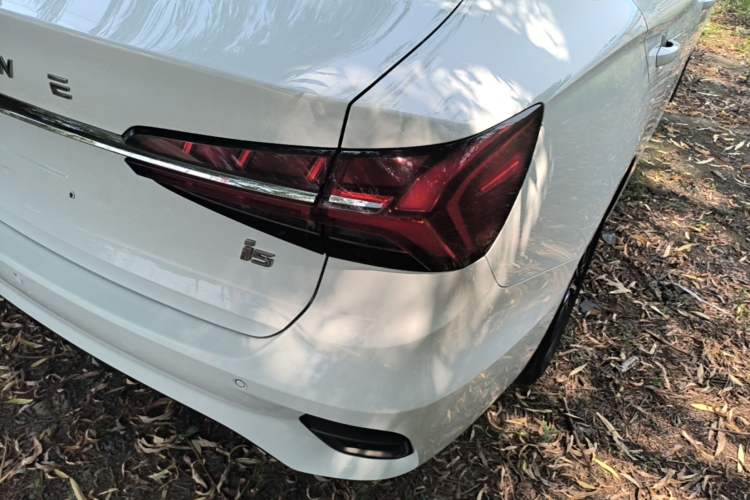 Used Roewe i5 2021 1.5L CVT Diamond Edition Right Rear Taillight
